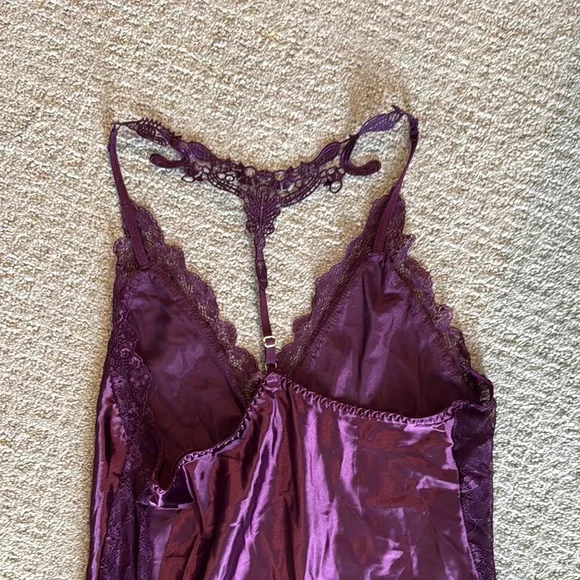 Elegant Purple Lace Trim Nightgown - Picture 2 of 3